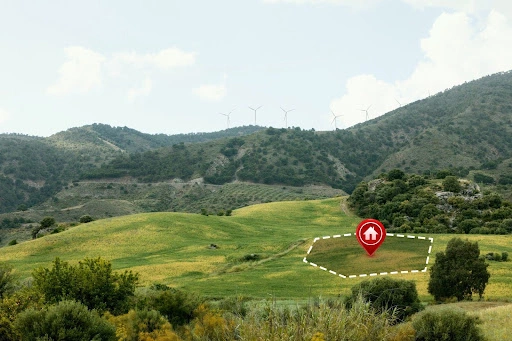 vale a pena investir em lotes em 2026? imagem aérea de uma área aberta de loteamento vista de cima.