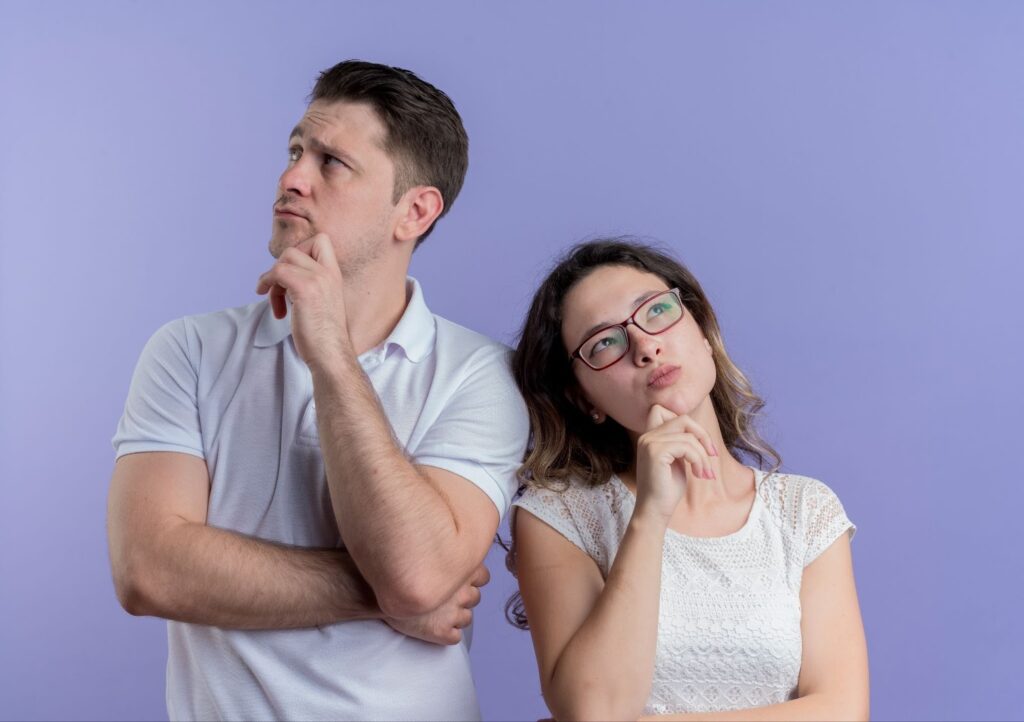Um homem e mulher demonstrando uma expressão de dúvida enquanto pensam.