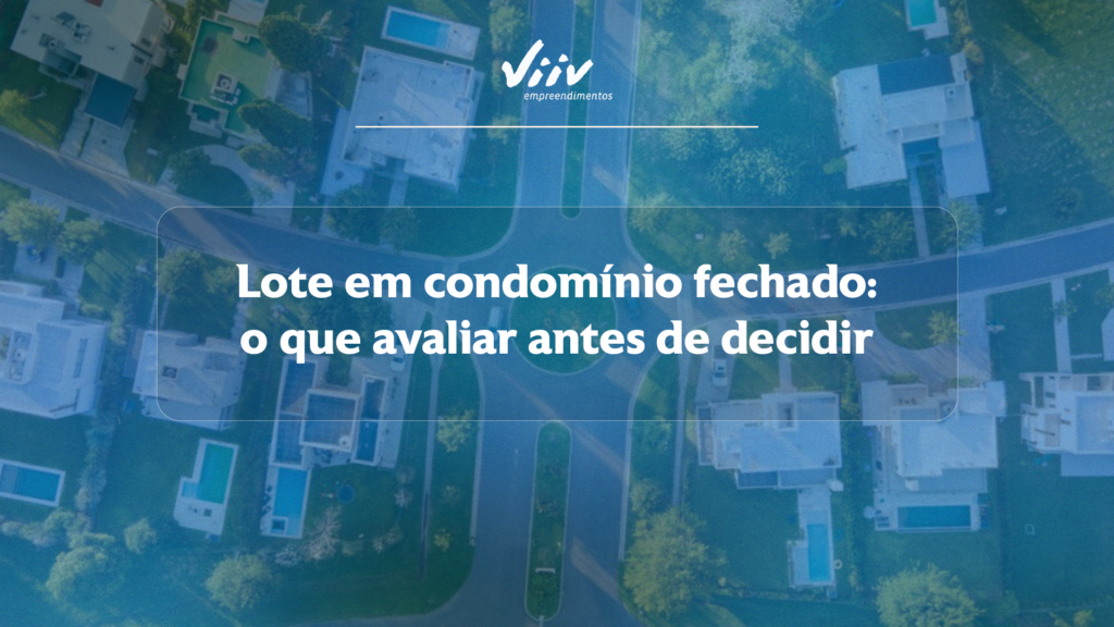 Vista aérea de bairro com casas e piscinas, com o título "Lote em condomínio fechado: o que avaliar antes de decidir" e logo da Viiv Empreendimentos