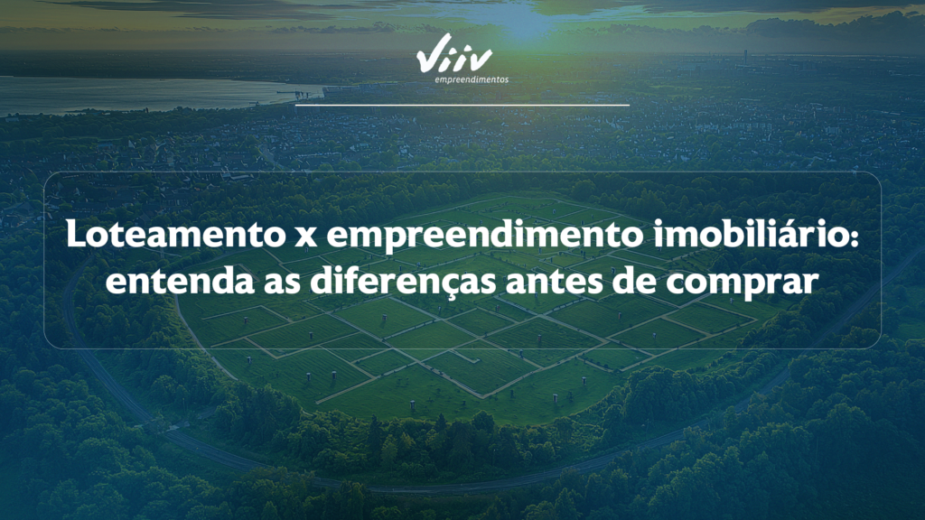 Vista aérea de uma área verde delimitada com lotes de terreno, exibindo o logotipo da Viiv Empreendimentos e o texto "Loteamento x empreendimento imobiliário: entenda as diferenças antes de comprar".
